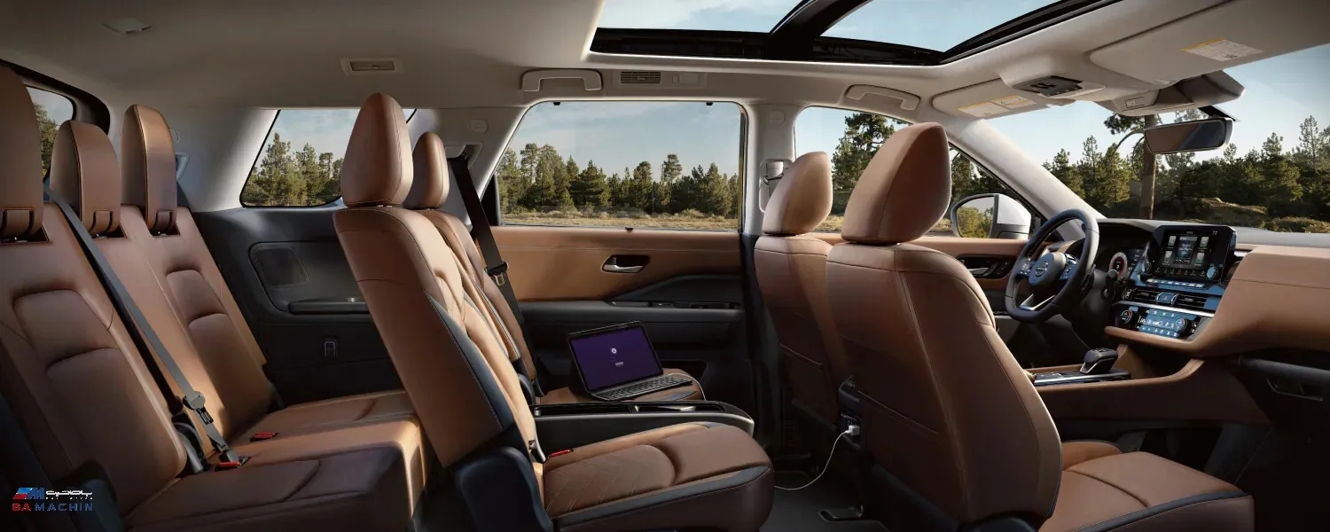 نمای فضای عقب و صندلی&zwnj;های ردیف سوم نیسان پت&zwnj;فایندر  بررسی تخصصی فنی نیسان پتفایندر ۲۰۲۵ با کابین جادار و چرم قهوه&zwnj;ای