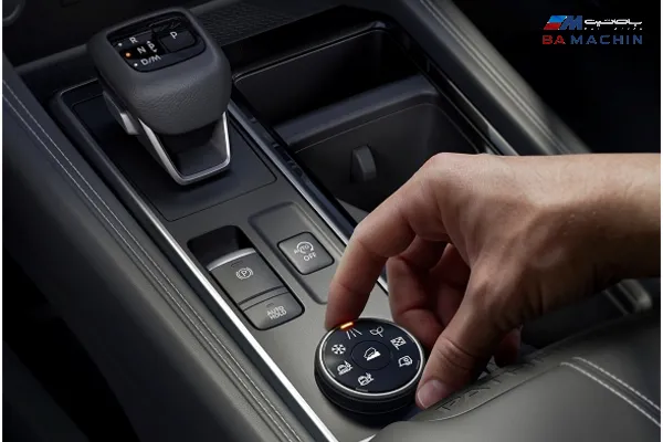 دیال چرخشی انتخاب مد رانندگی و Terrain Mode نیسان پت&zwnj;فایندر 2025 در کنسول مرکزی